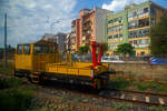 Ein Italienisches Gleisarbeitsfahrzeug mit hydraulischen Benelli Kran B.4000/2 (Autocarrello con gru vom Typ MERMEC MM 87) der RFI - Rete Ferroviaria Italiana (FS Eisenbahninfrastruktur) steht am 19