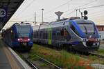 Diesel Triebzug ATR 120.403 steht am Bahnsteig in Verona, wird in K�rze in Richtung Rovigo abfahren, daneben der Dieltriebzug Aln 502.