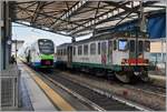 Noch fahren auf der von Trenord betriebenen Strecke Parma - Brescia (R8) die Aln 668, wie der rechts im Bild zu sehende Aln 668 3211 zeigt; doch die Ablösung steht schon bereit:   Links im Bild