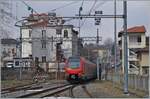  Fine Line a 3000 Volt  steht an den Fahrleitungsmasten in Ivrea angeschrieben. Folglich verlässt der nun abgebügelte BTR 813 von Torion nach Aosta den Bahnhof mit thermischer Energie. 

24. Februar 2023