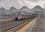 Der FS Treniatalia ETR 103-024 der Tochtergesellschaft TPER (Trasporto Passeggeri Emilia Romagna) ist als Regionalzug 90180 von Reggio Emilia nach Guastalla unterwegs und verlässt den Bahnhof