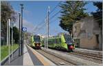 Der FS Trenitalia Coradia Stream Pop ETR 104 278, rechts im Bild, unterwegs als Regionalzug 12978 von Catania nach Messina hat Letojanni erreicht, während der FS Trenitalia ETR 104 278 als RE