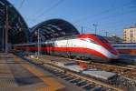   Ausfahrt eines sehr langen  Frecciarossa  (deutsch: roter Pfeil) der Trenitalia (100-prozentige Tochtergesellschaft der Ferrovie dello Stato) am 29.12.2015 vom Bahnhof Milano Centrale (Mailand