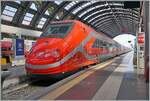 Der ETR 500 Triebkompf 012-B (und der ganze übrige Zug) in der neusten Frecciarossa Farbgebung in Milano Centrale.