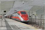 Der FS Trenitalia ETR 500 044 macht auf seiner Fahrt nach Milano einen kurzen Halt in Reggio Emilia AV. Der formschöne Bahnhof wurde vom bekannten Architekt Santiago Calatrava.

14. März 2023