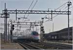Im Gegenlicht fährt ein FS Trenitalia ETR 610 als EC 34 Richtung Genève durch den Bahnhof von Gallarate.