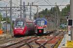 W�hrend ein ETR BR 104 auf dem Zwischengleis Rangiert, f�hrt der ETR 675 22 Italo EVO, in den Bahnhof von Ferrara ein, oben rechts steht ein ETR BR 350 welcher auf seinen Einsatz wartet.