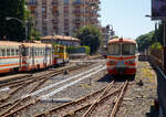 Der 950mm-Schmalspur-Dieseltriebwagen RAL 6405 der Ferrovia Circumetnea (FCE) abgestellt am 17.07.2022 beim Bahnhofes Catania-Borgo. Links steht der ältere Dieselelektrische Triebwagen FCE ADe 08, ex FCL (Ferrovie Calabro Lucane) M4 De 152 (serie M4 De 150). Obwohl sonntags der Bahnbetrieb hier ruht, habe ich es nicht gewagt den Abstellbereich zu betreten und nur Bilder vom Bahnsteig gemacht.

Die FCE RALn 64 Triebwagen sind eine Gruppe von sechs Schmalspur-Dieseltriebwagen der Ferrovia Circumetnea (FCE), die durch Umbau und Modernisierung aus sechs ehemaligen Triebwagen der italienischen Staatsbahn FS der Gruppe RALn 60 endstanden. Die RALn 60 wurden 1949–50 von Fiat gebaut, um die Dampftraktion abzulösen. Sie wurden auf den meistfrequentierten Strecken des sizilianischen Schmalspurnetzes eingesetzt. 1971 wurden sechs Triebwagen an die Ferrovia Circumetnea verkauft, die ab 1981 zu diesen RALn 64 umbaute.

TECHNISCHE DATEN (der RAL 64):
Spurweite: 	950 mm
Achsformel: B’B’
Höchstgeschwindigkeit: 90 km/h
Länge über Puffer: 19.220 mm
Höhe: 3.330 mm
Breite: 2.590 mm
Drehzapfenabstand: 12.500 mm
Achsstand im Drehgestell: 2.000 mm
Raddurchmesser: 720 mm (neu)
Leergewicht: 28,7 t 
Dienstgewicht: 35,2 t 
Dieselmotor: Fiat 8217.12.04
Installierte Leistung: 2 × 185 kW
Kraftübertragung: mechanisch
Getriebe: mechanisches 5-Gang-Getriebe mit hydraulischer Gelenk-Trocken-Zweischeibenkupplung
Sitzplätze: 	64

Die FCE ADe 07 bis 10 sind eine Gruppe von vier, ehemaligen FCL M4 De 151-154 (Serie M4 De 150) Dieselelektrische Triebwagen, die 1978 erworben wurden. Die FCL - Ferrovie Calabro Lucane, war eine Gesellschaft die in den vier süditalienischen Regionen Kampanien, Basilikata, Apulien und Kalabrien, Schmalspurbahnen betrieb.

Die 4 Triebwagen wurden 1968 von der Officine Meccaniche della Stanga von FCL in Auftrag gegeben. Die Triebwagen wurden nach dem klassischen Schema von Stanga gebaut, mit elektrischem Antrieb, geliefert von Tecnomasio Italiano-Brown-Boveri (TIBB). Bereits in den 1970er-Jahren wurden bei der FCL Strecken eingestellt, so wurden die Triebwagen nach Sizilien an die Ferrovia Circumetnea (FCE) verkauft, die sie als ADe 07-10 registrierte. Bei der FCL hätte es noch Einsatzgebiete gegeben, aber man setzte traditionell doch eher auf Triebwagen mit mechanischen oder hydraulischen Getriebe. Darüber hinaus waren die M4 De 150 durch ihre reduzierte Leistung begrenzt, die das Ziehen von Wagen auf allen Strecken nicht erlaubte.

TECHNISCHE DATEN (der Ade, ex Serie M4 De 150):
Hersteller: OMS (mecha.) / TIBB (elektrisch) / unter Beteiligung von FIAT
Inbetriebnahme: 1970 (FCL) / 1978 (FCE)
Spurweite: 	950 mm
Achsformel: B’B’
Länge über Puffer: 18.250 mm
Höhe: 3.350 mm
Breite: 2.450 mm
Drehzapfenabstand: 10.500 mm
Achsstand im Drehgestell: 2.100 mm
Raddurchmesser: 750 mm (neu)
Leergewicht: 28,8 t 
Dienstgewicht: 39,8 t 
Dieselmotor: 6-Zylinder FIAT-Dieselmotor vom Typ 221H 0710/4
Installierte Leistung: 2 × 136 kW
Höchstgeschwindigkeit: 75 km/h
Kraftübertragung: elektrisch
Sitzplätze: 	52
