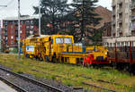 Die Matisa B 66 U eine Hochleistungs-Universal-Stopfmaschine mit Schotter-Kehrb�rste am Anh�nger (Rincalzatrice ferroviaria )  IT RFI 0300042-0, ex AD MRN BA 4372, der GCF Generale Costruzioni
