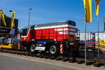 Die italienische VAIA CAR S.p.A. mit Sitz in Calvisano bei Brescia präsentierte auf der 29. Internationale Ausstellung Fahrwegtechnik 2025 (iaf) in Münster (hier am 20 Mai 2025) das für die FS Mercitalia Shunting & Terminal (früher Serfer S.r.l.) bestimmte elektrische Akku-Zweiwege-Rangierfahrzeug Typ TSR 340 E (FULL ELECTRIC).

Das Fahrzeug wird mit zwei Elektromotoren mit einer Leistung von je 185 kW angetrieben, die von einem Hochvolt-Batteriepaket mit einer Kapazität von 240 kWh gespeist werden. Je nach Arbeitszyklen reicht die Leistung der Lithium-Ionen-Batterie für 6 bis 9 Stunden aus. Eine vollständige Aufladung der Batterie ist in ca. 2 Stunden möglich.

Das Antriebssystem ist PowerShift-Integralantrieb mit lastabhängigem Gangwechsel, gekoppelt mit den Elektromotoren, die über Kegelrad- und Planetengetriebe auf die Straßendifferenziale wirken. Der Antrieb auf der Schiene erfolgt durch den Kontakt der Gummiräder auf der Schiene, mit einer speziellen Vorrichtung zur Regulierung des Kontaktdrucks.

Die Schienenfahrwerke vorn und hinten bestehen aus je vier Schienenrädern, die auf spezielle, hydraulisch aktiv regelbare Federungen wirken, die auch unter widrigsten Betriebsbedingungen (z. B. bei ungleichmäßigen Höhenunterschieden zwischen Schienen und Boden) eine perfekte Stabilität der Lokomotive gewährleisten. Lieferbare Spurweiten sind 1.435 mm, 1.520 mm, 1.668 mm oder 1.676 mm, hier 1.435 mm (Normalspur).

Das Rangierfahrzeug ist mit vier hydraulischen Teleskopstabstützen ausgestattet, die folgende Funktionen ermöglichen:
•	Anheben und seitliches Verschieben des Fahrzeugs für den Übergang von der Straße auf die Schiene und umgekehrt.
•	Anheben des Fahrzeugs für Wartungsarbeiten (z. B. Reifenwechsel).

TECHNISCHE DATEN:
Spurweite: 1.435 mm (Normalspur) 
Länge über Puffer: 7.300 mm
Breite: 2.500 mm (ohne Rückspiegel)
Höhe	: 3.200 mm
Straßenräder Bereifung: 12.00.R24 (ca. Ø 1.150 mm)
Schienenführung: absenkbare Spurkranzräder
Achsabstand Straßenräder: 2.800 mm
Drehzapfenabstand (Schienenräder): 5.500 mm
Achsabstand im Drehgestell: 1.250 mm
Laufraddurchmesser Schienenräder: 405 mm (neu)
Eigengewicht: 34.000 kg
Höchstgeschwindigkeit: 30 km/h
Maximale Zugkraft auf Straße: 289 kN
Maximale Zugkraft auf Schiene: 238 kN
Maximale Anhängelast auf ebener Strecke: 4.750 t
