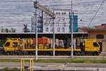 Mehrzweckfahrzeug OCPD 001, von Tesmec Rail, zur Wartung und Installieren von Oberleitungen mit Hilfe der an Bord installierten Spezialwerkzeuge, aufgenommen mit starkem Zoom, im Bahnhof von Verona