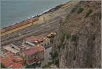 Ein Blick auf den Bahnhof Taormina Gardini vom hoch gelegenen Taormina aus: im nördliche Bahnhofskopf zeigt sich RFI Baudienstfahrzeug im Bahnhof von Taormina-Giardini.