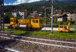 Das Oberleitungsinstandhaltungs-Fahrzeug/Veicolo di manutenzione
per linee alta velocità, ein SVI AVP 300 Gemini-01, IT-RFI 151 553-9, der RFI - Rete Ferroviaria Italiana, Direzione Territoriale Produzione Milano, steht am 11 Juli 2022 beim Bahnhof Varzo. Rechts davor stehen noch zwei Draisinen. Aufnahme aus einem Zug heraus.

TECHNISCHE DATEN: 
Spurweite: 1.435 mm (Normalspur)
Achsformel: B
Länge über Puffer: 12.270 mm
Achsabstand: 7.000 mm
Treibraddurchmesser: 840 mm (neu)
Höchstgeschwindigkeit: 80 km/h
Eigengewicht: 32.000 kg 
Max. Nutzlast: 3 t