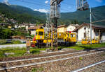 Das Oberleitungsinstandhaltungs-Fahrzeug/Veicolo di manutenzione
per linee alta velocità, ein SVI AVP 300 Gemini-01, IT-RFI 151 553-9, der RFI - Rete Ferroviaria Italiana, Direzione Territoriale Produzione Milano, steht am 11 Juli 2022 beim Bahnhof Varzo. Rechts davor stehen noch zwei Draisinen. Aufnahme aus einem Zug heraus.

TECHNISCHE DATEN: 
Spurweite: 1.435 mm (Normalspur)
Achsformel: B
Länge über Puffer: 12.270 mm
Achsabstand: 7.000 mm
Treibraddurchmesser: 840 mm (neu)
Höchstgeschwindigkeit: 80 km/h
Eigengewicht: 32.000 kg 
Max. Nutzlast: 3 t