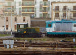 Die Trenitalia D.214.4241 bzw. 214 541-4 (98 83 22-14 541-4 I-TI) steht am 16.07.2022 beim Bahnhof Messina Centrale vor der Trenitalia D.445.1064 bzw. 445 064-7.

Diese zweiachsigen Normalspur-Rangierlokomotiven kamen seit 1964 bei den italienischen Staatsbahnen FS zum Einsatz. Von der ersten Bauserie, der D.214.7000 wurden 20 St�ck zwischen 1964 und 1965 gebaut. Darauf folgten 156 St�ck der Bauserie D.214.1000 zwischen 1970 und 1979. Ab 1979 bis 1986 wurde dann 319 St�ck der Serie „4000“ (D.214.4001 – 4319), von verschiedenen Herstellern, gebaut. Zu dieser Serie geh�rt diese hier.

Angetrieben werden Diesellokomotiven der Serie 214.4000 von einem luftgek�hltem 4-Takt V8-Zylinderdieselmotor mit Direkteinspritzung vom Typ VM Motori 1308 V mit einer Leistung von 175 kW Leistung bei 1.800 U/min, jedoch gedrosselt auf 95 kW (130 PS) Leistung f�r gute Haltbarkeit und Zuverl�ssigkeit. Auf die Abtriebswelle des Dieselmotors ist ein hydraulisches Voith L 33 U Turbogetriebe (Breda in Lizenz gebaut) aufgesteckt, dem wiederum ein Breda-Wendegetriebe folgt, das schlie�lich die Kraft �ber zwei Duplexrollenketten auf die Achsen �bertr�gt. Das Turbogetriebe hat drei w�hlbare G�nge, mit denen Geschwindigkeiten von 11,21 und 35 km/h erreicht werden. Zum anderen wird durch einen W�hlhebel ein anderes �bersetzungsverh�ltnis (Rangiergang) eingestellt, das die Geschwindigkeit auf 20 km/h begrenzt. 

Die Lokomotive ist mit einer Druckluftbremsanlage mit Westinghouse-Bremse ausgestattet. Auch die Sandk�sten werden mit Druckluft angetrieben.

TECHNISCHE DATEN (D.214.4000):
Hersteller: Socimi, Badoni, Greco, San Giorgio, Fipem
Baujahre: 1979 - 1986
Gebaute Anzahl: 319
Nummerierung (ex): FS D.214.4001 - 4319
Spurweite:  1.435 mm (Normalspur)
Achsformel:  B
L�nge �ber Puffer: 7.168 mm
Achsabstand: 2.506 mm
Treibraddurchmesser:  910 mm (neu)
Dienstgewicht:  21 t
H�chstgeschwindigkeit:  35 km/h (im Rangiergang 20 km/h)
Dieselmotor: luftgek�hlter V8-Zylinder 4-Takt Dieselmotor mit Direkteinspritzung vom Typ VM Motori 1308
Motorleistung:  95 kW (130 PS) bei 1.800 U/min Nennleistung (gedrosselt)
Dauerleistung am Rad:  69 kW (94 PS)
Max. Anfahrzugkraft: 50 kN
