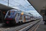 Triebzug ETR 621-012, f�hrt in den Bahnhof von Ferrara ein.