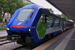Hybrid Triebzug, HTR 412 – 020 „Blus,  ist vor kurzem in den Bahnhof von Triest eingefahren.