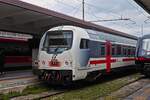 Steuerwagen eines IC Zuges verl�sst mit ihrem Zug den Bahnhof von Trieste.