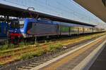 Lok E 464.662 von Trenitalia schiebt ihren Zug aus dem Bahnhof von Verona Porta Nuovo.