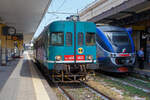 Alt und Modern nebeneinander am 19 Juli 2022 im Bahnhof Syrakus (Stazione di Siracusa), links der Dieseltriebwagen ALn 668 3032 (95 83 4668 332-8 I-Ti), als Regionalzug als R 12946 nach Augusta und