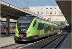Schön im Licht zeigt sich in Palermo Centrale der in den neuen Trenitalia Regionalfarben gehaltene FS Trenitalia ME Ale 501 050 (UIC 94 83 3 501 050-0 I-TI).