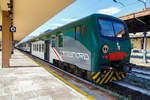 Nahverkehrs- 2.Klasse Steuerwagen mit Gepäckabteil der Trenord (Tn) 50 83 82-39 627-5 I-TN der Gattung npBDH am 04.08.2019 im Bahnhof Domodossola.