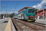 Im Bahnhof Laveno Mombello Lago wartet der Trenord ALe 711 068 (94 83 4 711 068-6 I-TN) als Regio 46 auf die Rückfahrt nach Milano Cadorna.