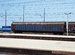 Vierachsiger, ex FS, gro�r�umiger Schiebewandwagen 31 83 2852 618-7 I-MIR, der Gattung Habillss, der Mercitalia Rail Srl, am 20.07.2022 im Zugverband bei der Zugdurchfahrt im Bahnhof Catania Centrale
