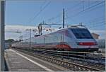 Um auch den gehobenen Stromabnehmer fotografieren zu können blieb nicht anders übrig, als ein Nachschuss im Gegenlicht: Der ETR 460 026 verlässt als FB 8601 Chivitaveccia.