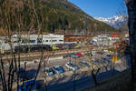 In Doppeltraktion fahren die beiden an die TX Logistik AG vermieteten Siemens Vectron MS am 28.03.2022 mit einem KLV-Zug durch den Bahnhof Gossensaß/Colle Isarco zum Brenner/Brennero hinauf.