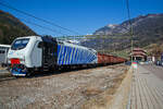 Die EU43 – 003 (91 83 2043 003-9 I-RTC) der Rail Traction Company (RTC) im Lokomotion Design fährt am 28.03.2022 vom Brenner kommend mit einem offenen Güterzug (DB Wagen der Gattung