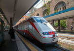 Im Sandwich zweier E.414 (ehemalige Triebköpfe E.404 A der ersten ETR 500 – Monotensione) verlässt am 23.07.2022 der Trenitalia InterCity IC 666 (La Spezia Centrale - Milano Centrale)