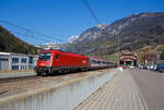 Die ÖBB Taurus III 1216 009 / E 190 008 (91 81 1216 009-1 A-ÖBB) mit dem Eurocity EC 81 nach Bologna Centrale (München Hbf - Innsbruck Hbf - Verona Porta Nuova - Bologna Centrale), vom Brenner kommend durch den Bahnhof Gossensaß/Colle Isarco in Richtung Bozen.

Die Siemens ES 64 U4-A (Variante A für Österreich, Deutschland, Italien und Slowenien) wurde 2006 von Siemens Mobilitiy in München-Allach unter der Fabriknummer 21097 gebaut und an die ÖBB (Österreichische Bundesbahnen) geliefert. In Italien werden die ES 64 U4 als E.190 geführ