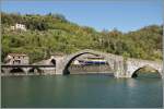 Ein ATR 220  Swing  erreicht in K�rze den Bahnhof Borgo a Mazzano und wird nun unter der Ponte della Maddalena hin durch fahren.