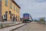 Der Aln 663 078  und 068 haben als TPER Regionale 90326 Brescelo-Viadana erreicht und warte nun auf dem Gegenzug 90325 der ganz klein in der Bildmitte kaum zu sehen auch schon kommt.