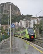 Der FS Trenitalia ETR 104 289 ist als R 12878 von Palermo nach San Agata Militello unterwegs und hat nach dem kurzen Halt in Cefalù verlassen. Auch dieses Bild zeigt auch ansatzweise, dass in Cefalù die weiteren Geleise über recht schmale Bahnsteige erreicht werden. 

6. März 2026