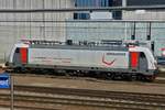 Bombardier Lok 188 005-3 steht noch immer in Belval Universit�, aufgenommen vom Busbahnhof �ber den Zaun.