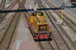 Nachdem die CFL Cargo 304 ihren Zug in der Abstellung abgestellt hat, durchfährt sie den Bahnhof von Belval Université ihrem nächsten Auftrag entgegen.