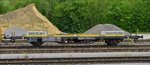 .Flachgüterwagen (9100 005-4) vom Typ Us mit der Standartbeladung von 2 Betonblöcken zu je 4,3 t, gehörend zum Gleisbaukran KRC 1200, steht im Bahnhofsareal von Ettelbrück.