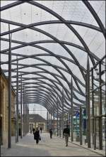 Da das Empfangsgeb�ude des Bahnhofs von Luxemburg Stadt unter Denkmalschutz steht, entschieden sich die Architekten beim Entwurf der neuen Halle, f�r eine transparente Kontruktion aus Glas, eine