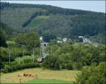 In der br�tenden Hitze des 19.08.2012 durchf�hrt der IR 115 Liers - Luxembourg das idyllische Tal der Clerve zwischen Enscherange und Wilwerwiltz und wird in K�rze den Bahnhof von Wilwerwitz ereichen.