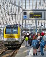 Sogar Sonntags ist der Andrang gro� am Bahnsteig in Li�ge Guillemins, wenn der IR 117 nach Luxembourg einf�hrt und trotzdem soll die Strecke nach Gouvy stillgelegt werden, da das Fahrgastaufkommen