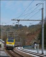 Der IR 113 Liers - Luxembourg hat am 15.03.2013 den Tunnel Kirchberg verlassen und f�hrt in den Bahnhof von Kautenbach ein.