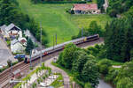 Blick von der Hockslay, die CFL 3006 hat am 15 Juni 2013 mit 3 belgischen I11 Reisezugwagen als IR von Luxembourg über Troisvierges und Liège (Lüttich) nach Liers(B) den Bahnhof