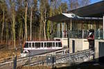 - Standseilbahn Pfaffenthal-Kirchberg - In Luxembourg-Kirchberg an der Stra�enbahnhaltestelle Rout Br�ck-Pafendall l�sst sich die „Bergstation“ der CFL Standseilbahn wunderbar ablichten. Am 11.12.2018 ist der 1,5-millionste Fahrgast mit der Standseilbahn zwischen den Stadtteilen Pfaffenthal und Kirchberg gefahren. Und das einen Tag nachdem sie ihren ersten Geburtstag gefeiert hatte. Die Strecke des Funiculaire - der einzige in Luxemburg - ist mit 200 Metern und einem H�henunterschied von 40 Metern zwischen dem Bahnhof Pfaffenthal-Kircherg und dem Kircherg-Plateau eine der k�rzesten weltweit und wird in einer Minute zur�ckgelegt.  😊  (Jeanny) 