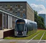 Stra�enbahn 115, f�hrt vom Kirchberg her kommend am Theater vorbei in Richtung Hauptbahnhof der Stadt Luxemburg. 07.07.2021