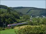 Auf der kurvenreichen Nordstrecke f�hrt am 19.08.2012 der IR 3739 Troisvierges - Luxembourg zwischen Enscherange und Wilwerwiltz und wird in K�rze den Bahnhof von Wilwerwiltz erreichen.