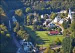 - Schattendasein - Am Aussichtspunkt Hockslay in Kautenbach kann man die Stichstrecke nach Wiltz beobachten, zusammen mit der RB 3214 Luxembourg - Wiltz, die von einer Lok der S�rie 3000 vorbei an der