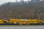 Plasser & Theurer Material-, Förder- und Siloeinheiten (9981 9352 018-1 A-Rail), eingereiht in einem Gleisumbauzug welcher im Bahnhof in Clervaux stand.