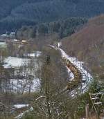 Den versuch die L�nge des Gleisumbauzuges in einem Bild festzuhalten kann ich vergessen,  W�hrend Lok 2016 906 mit 6 vollbeladenen Siloschotterwagen an Mecher in Richtung Clervaux zum entladen